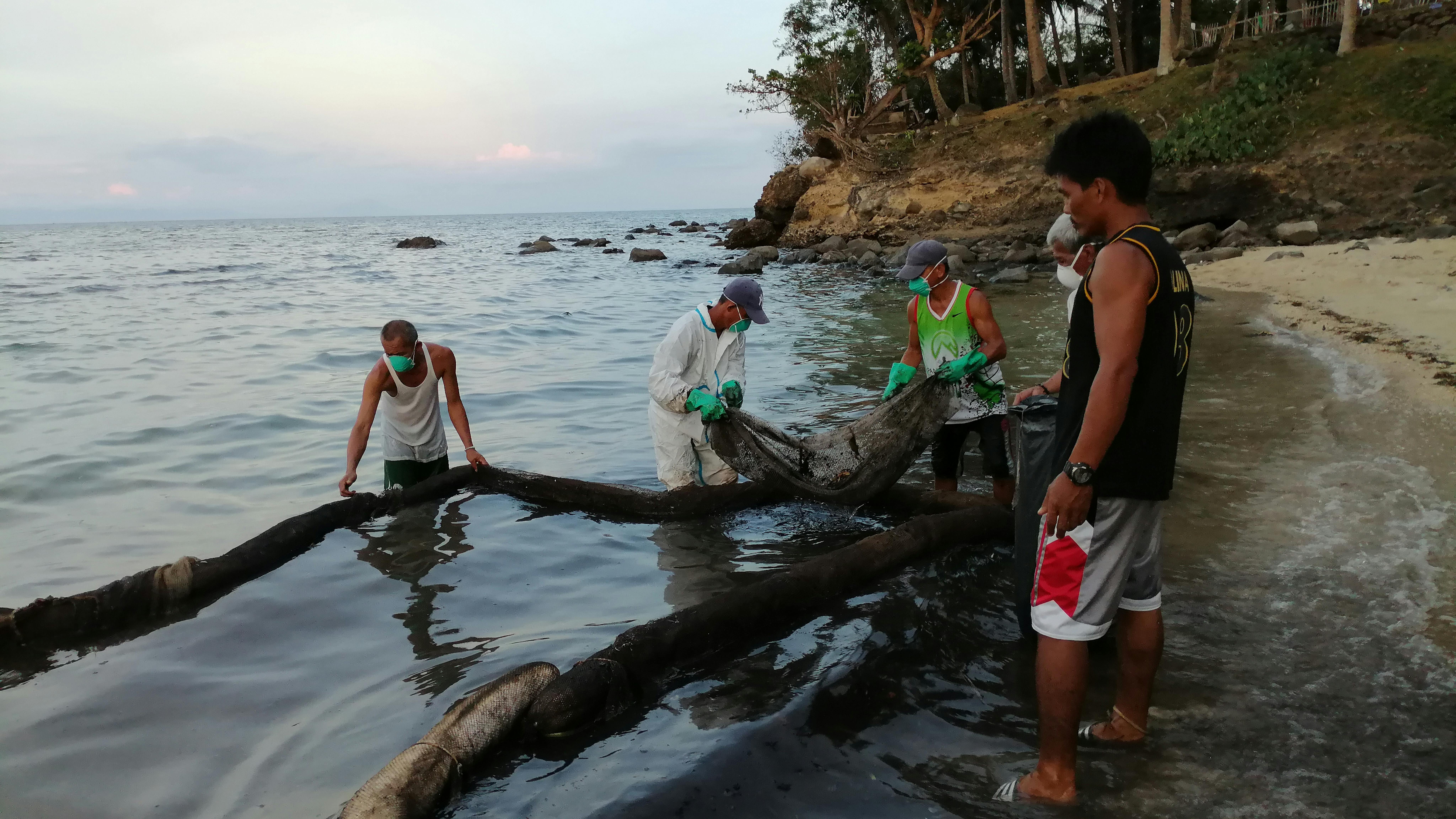 Mindoro oil spill_fisherfolk clean up