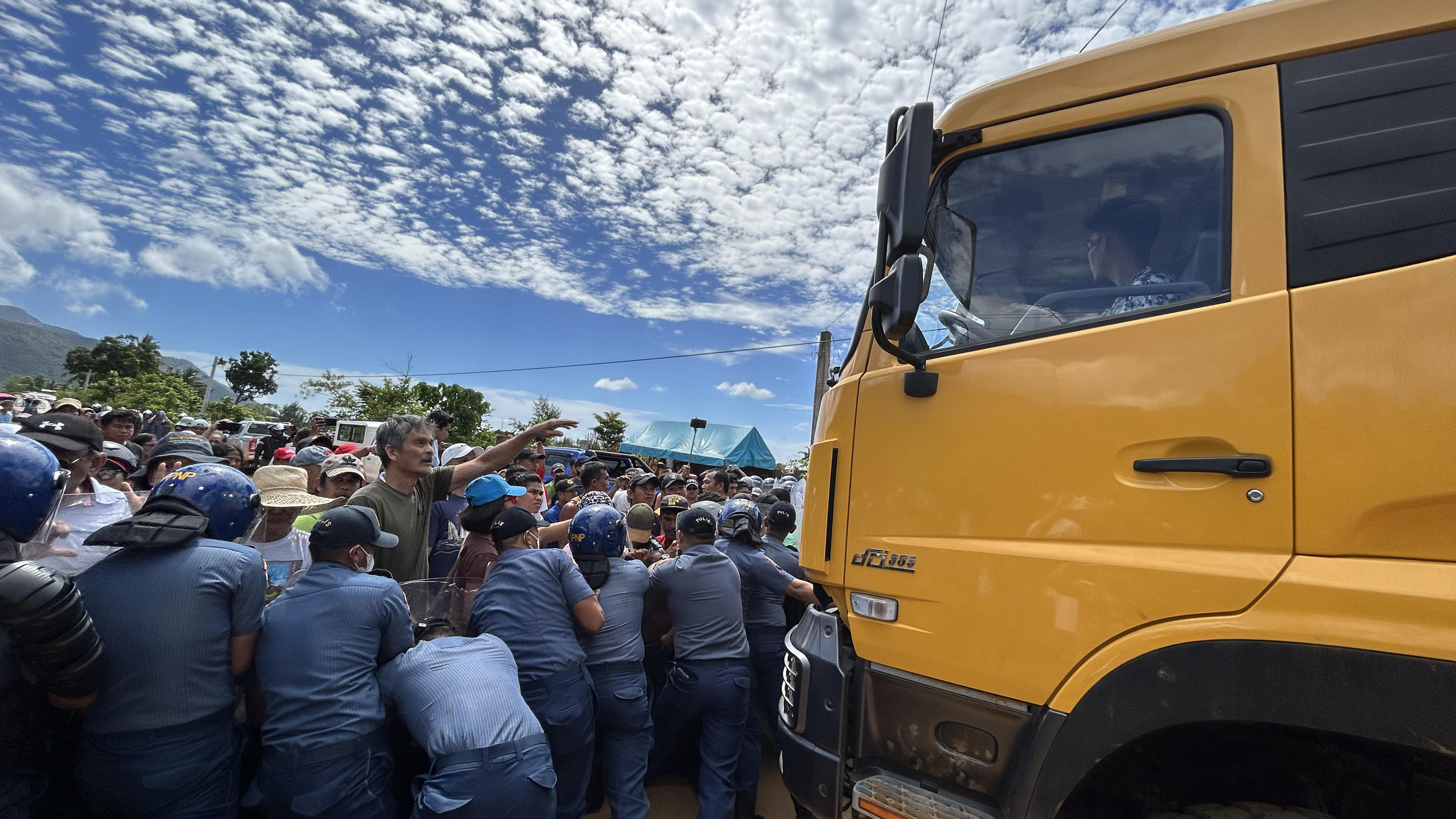 Residents fight police